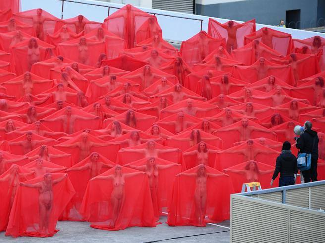 Cinquecento velati di rosso per Tunick - Corriere.it