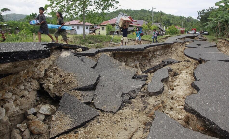 Il 16 Luglio 1990 – Un terremoto del grado 7,7 della scala Richter uccide più di 1.600 persone nelle Filippine.