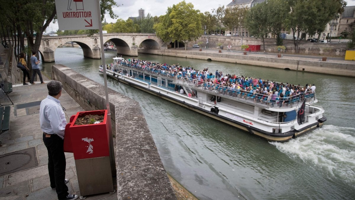 Orinatoio con vista Notre-Dame, è polemica a Parigi - Repubblica.it