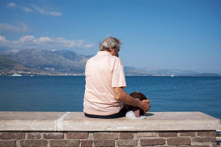 'Il nome che mi hai sempre dato' Anziano guarda mare con foto della moglie morta, la storia diventa film - marcozuccardi.it