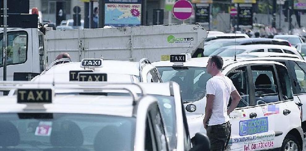 Il taxi con un'app sullo smartphone: Napoli si adegua alle grandi città