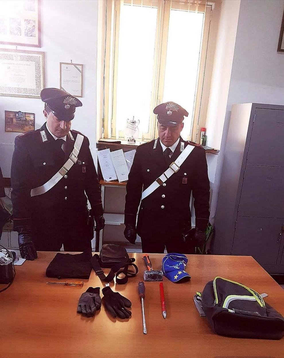 Ladri sbadati telefonano al 112  sul posto arrivano i carabinieri | Il Mattino