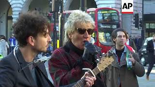 Rod Stewart surprises crowd with impromptu street performance