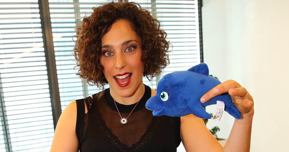 Tuttocartoni: La campionessa olimpica di sci Federica Brignone e Gruppo Alcuni insieme per ideare la mascotte delfina Blue, per il Progetto Traiettorie Liquide.