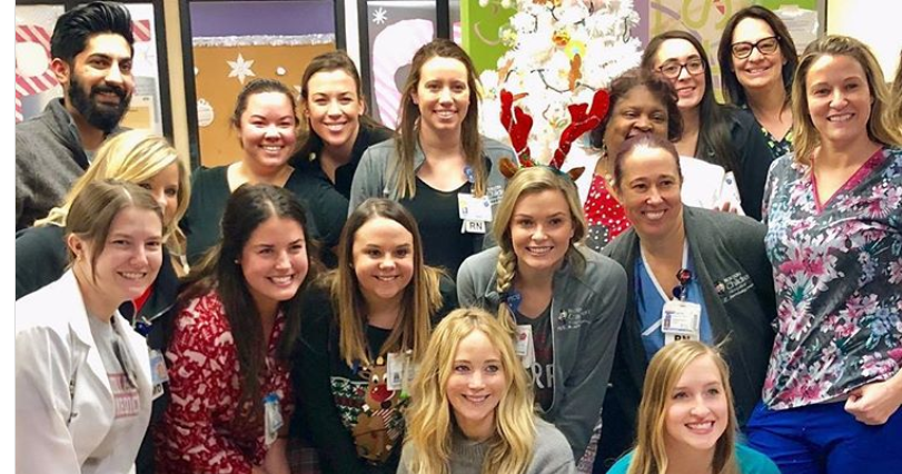 Jennifer Lawrence Visita Il children’s hospital in Louisville - marcozuccardi.it