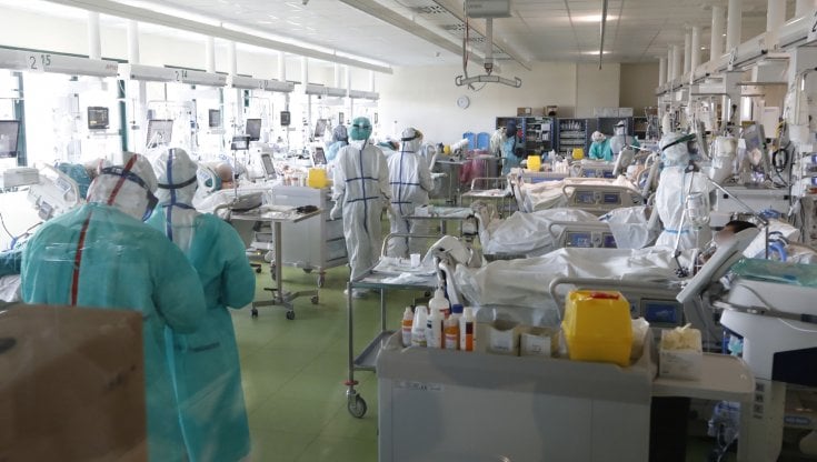 Quarantena "part time" per i lavoratori della sanità: la circolare della Regione Lombardia per i dipendenti in attesa dell'esito del tampone - la Repubblica