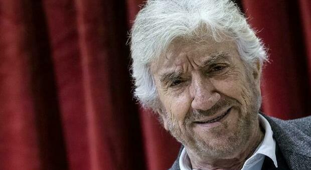 Gigi Proietti colpito da infarto, ricoverato in terapia intensiva: è gravissimo