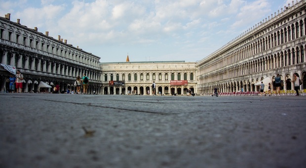 Venezia, in Piazza San Marco chiudono i primi caffè storici: «Scusateci, forse riapriamo nel weekend»