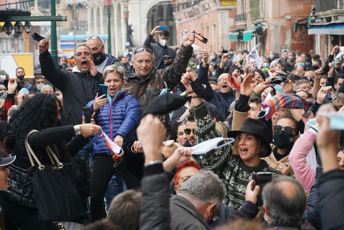 Dpcm: a Venezia manifestanti sventolano mascherine in aria - Cronaca - ANSA