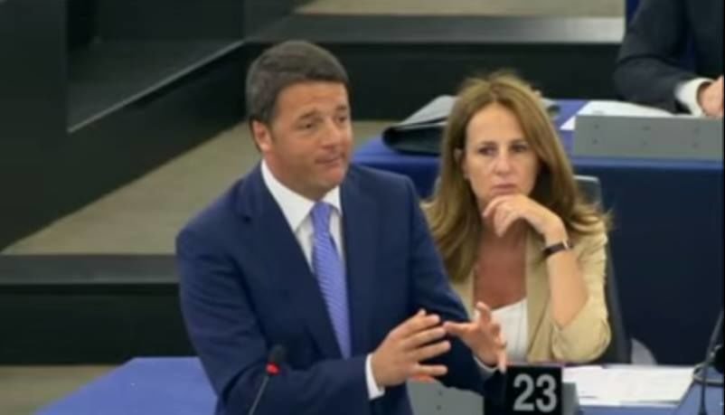 Renzi parla a Strasburgo in inglese e per sbaglio dichiara guerra all'Ucraina | Lercio